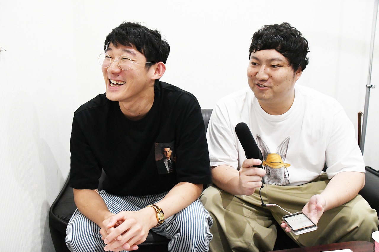 兎（右）が手に持っているのがフランクフルトみたいなマイク