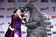 「ゴジラ『佐賀県かたち観光大使』就任発表会」でゴジラとショートコントを披露するゴー☆ジャス