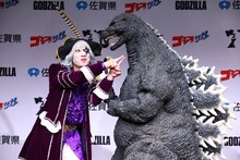 「ゴジラ『佐賀県かたち観光大使』就任発表会」でゴジラとショートコントを披露するゴー☆ジャス