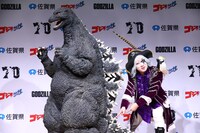 「ゴジラ『佐賀県かたち観光大使』就任発表会」でゴジラとショートコントを披露するゴー☆ジャス