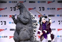 「ゴジラ『佐賀県かたち観光大使』就任発表会」でゴジラとショートコントを披露するゴー☆ジャス