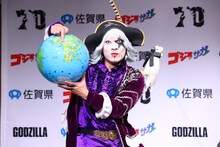 「ゴジラ『佐賀県かたち観光大使』就任発表会」で地球儀を指さすゴー☆ジャス