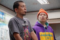 「天竺鼠の川原の」のワンシーン。左から天竺鼠・川原、堂本剛