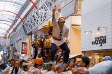 「有吉の壁」より、神輿に乗るマヂカルラブリー・野田クリスタル (c)日本テレビ