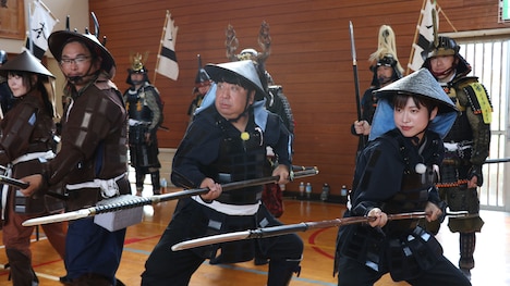 足軽となってイベントに参加するバナナマン日村。