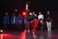 さや香がMCを務める「ダンス de コレオ ～D.LEAGUE 振り付けバトル～」のワンシーン