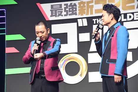 MCを依頼された際に「ぬいぃぃー」と新たな扉が開く音がした、と語る千鳥・大悟（左）