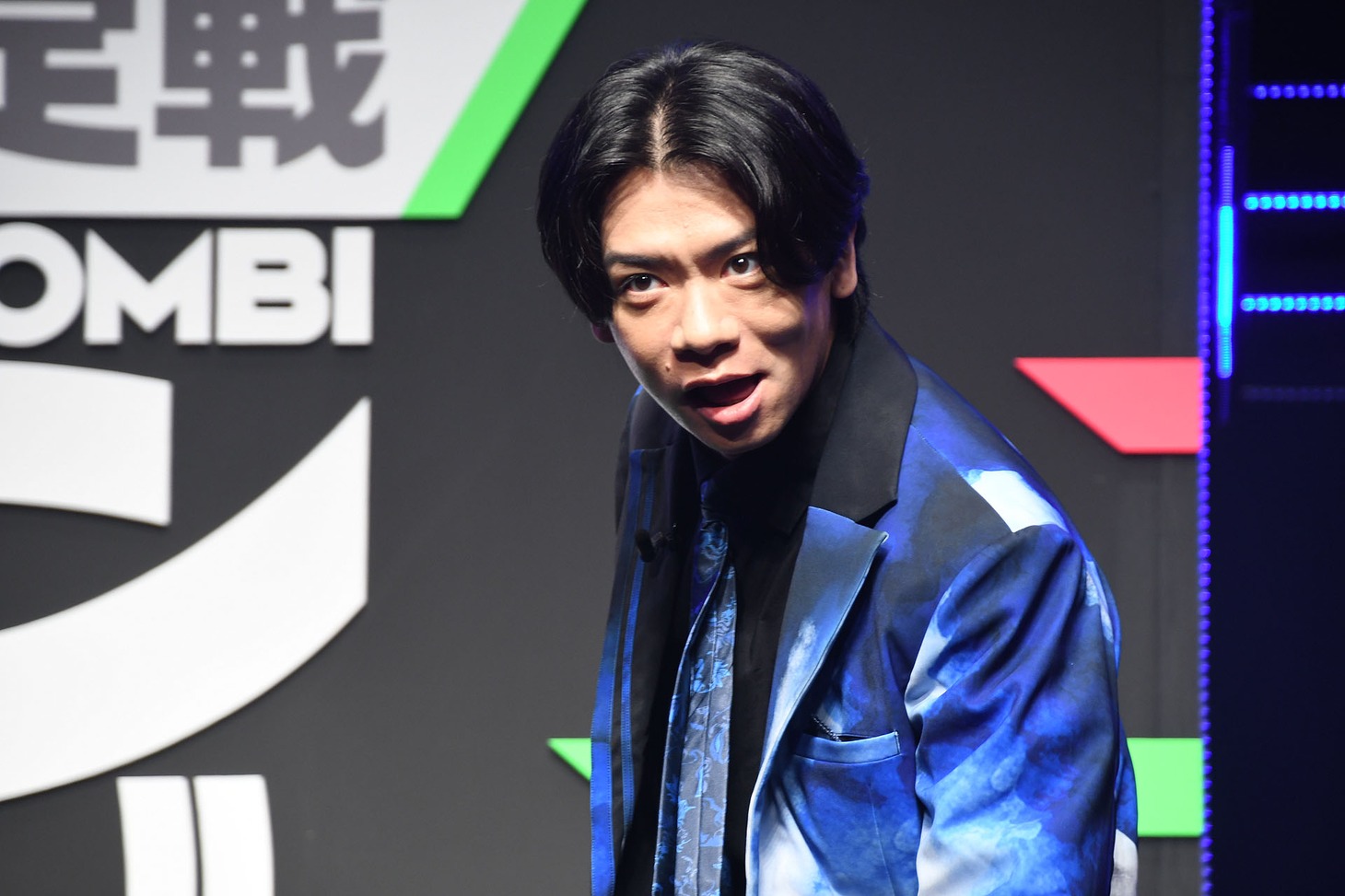 会場を挑発するマヂカルラブリー・野田クリスタル