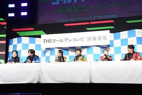 記者会見風のセットで大喜利に挑戦する3組