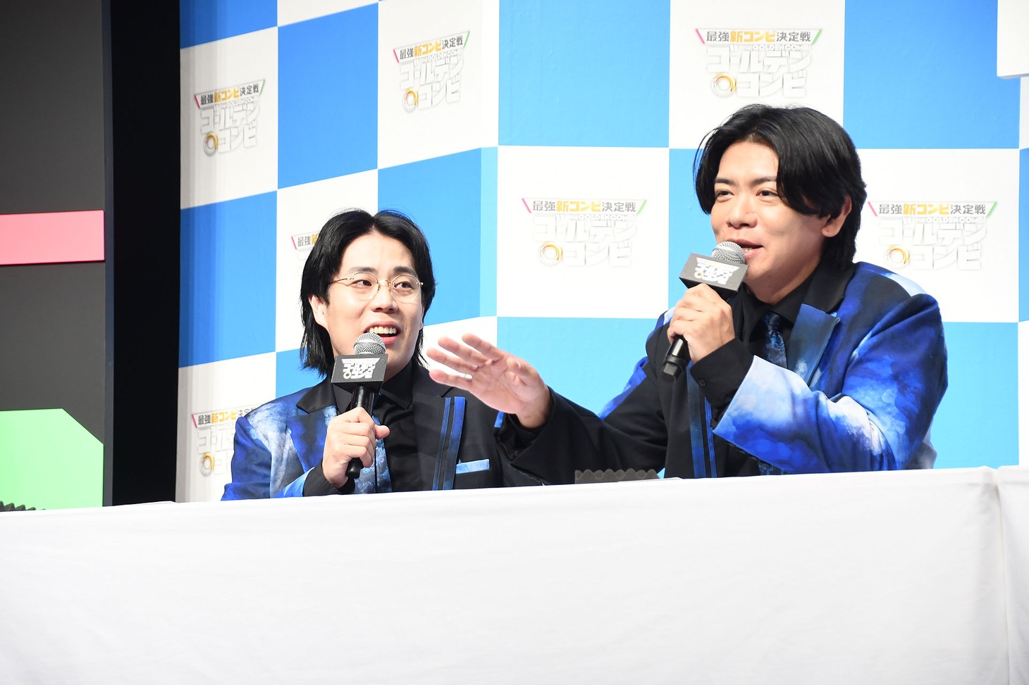 記者会見風即興バトルの様子
