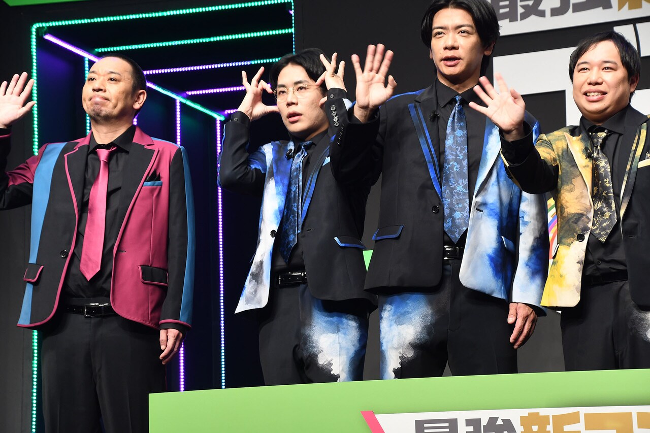 フォトセッション中、さまざまなポーズを披露する令和ロマンくるま（左