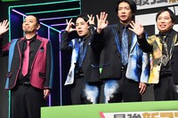 フォトセッション中、さまざまなポーズを披露する令和ロマンくるま（左から2人目）