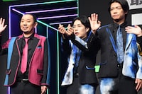 フォトセッション中、さまざまなポーズを披露する令和ロマンくるま（左から2人目）