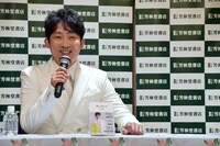 書籍「答え合わせ」の記者会見に出席したNON STYLE石田