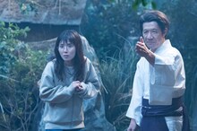 コント番組「LIFE！秋」で内村光良（右）と共演する松岡茉優（左）