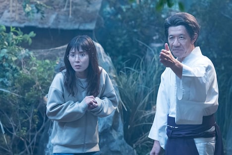 コント番組「LIFE！秋」で内村光良（右）と共演する松岡茉優（左）