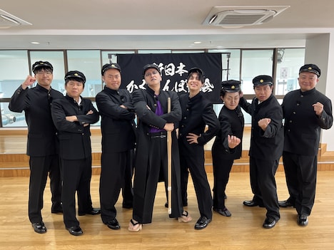 「新しいカギ」の「学校かくれんぼ」に出演するキンタロー。（右から3人目）ら