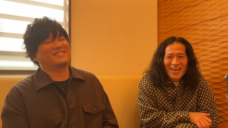 左から秦基博、ピース又吉