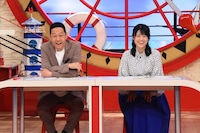 左から東野幸治、中島めぐみアナウンサー