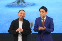 漫才を披露する千鳥