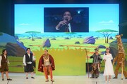 千鳥・大悟演出の芝居「大悟道『ジャングルキングダム~星降る動物王国』」の様子