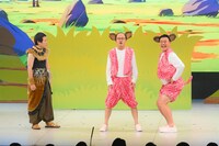 王のライオン役のランジャタイ国崎、ハイエナ役のちゃんぴおんず