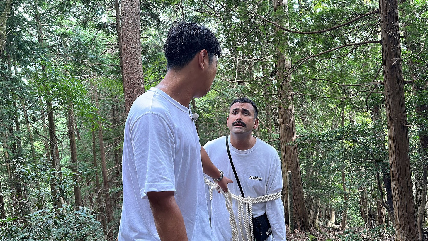 目隠しされたパンサー尾形が降り立った旅のスタート地点は木々が生い茂る場所。