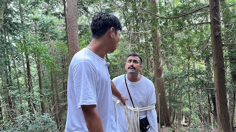 目隠しされたパンサー尾形が降り立った旅のスタート地点は木々が生い茂る場所。