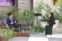 「日曜日の初耳学」で林修のインタビューを受ける竹内まりや（右）