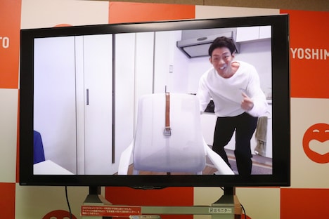 ネイビーズアフロみながわが気象予報士試験に合格した瞬間の映像が流されている様子