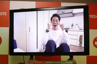 ネイビーズアフロみながわが気象予報士試験に合格した瞬間の映像が流されている様子