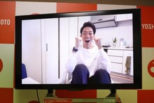 ネイビーズアフロみながわが気象予報士試験に合格した瞬間の映像が流されている様子