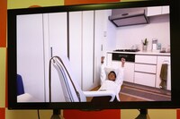 ネイビーズアフロみながわが気象予報士試験に合格した瞬間の映像が流されている様子