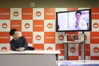 ネイビーズアフロみながわが気象予報士試験に合格した瞬間の映像が流されている様子