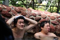 温泉に浸かる霜降り明星