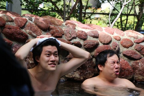 温泉に浸かる霜降り明星