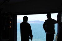 絶景を眺める霜降り明星