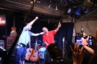 店の客たちとセッションするバイきんぐ小峠