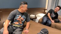 「ケンコバのほろ酔いビジホ泊 全国版」で東京・北千住のビジネスホテルを訪れ、ツインの客室にチェックインして談笑するケンドーコバヤシと銀シャリ橋本