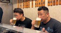 「ケンコバのほろ酔いビジホ泊 全国版」でビジネスホテル近くの大衆酒場を訪れ、一杯やる銀シャリ橋本とケンドーコバヤシ