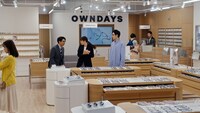 OWNDAYS CM「いい顔になろう。」お買い物編のワンシーン