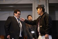 「怪獣ヤロウ！」より、マイクを押し付けられる山田（春とヒコーキ・ぐんぴぃ）