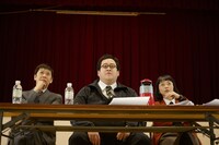 「怪獣ヤロウ！」より、市役所の観光課の武藤（手塚とおる）、山田（春とヒコーキ・ぐんぴぃ）、古川（三戸なつめ）