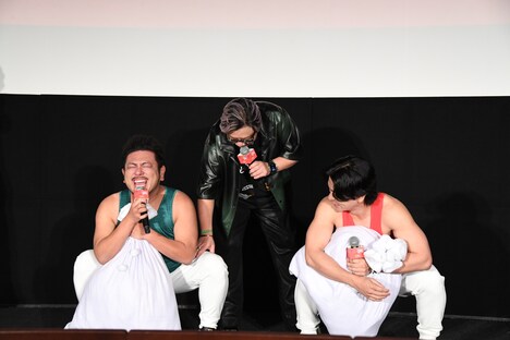 映画「レッド・ワン」公開記念イベントで空気椅子耐久対決に臨む鬼越トマホーク金ちゃんとマヂカルラブリー・野田クリスタル