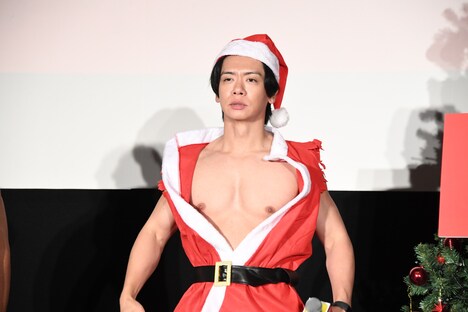 映画「レッド・ワン」公開記念イベントにてサンタクロース姿で胸をはだけるマヂカルラブリー野田クリスタル