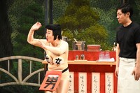 踊りながら登場したあぁ～しらき（左）と、ラーメン屋役のトンツカタン森本（右）