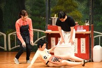 腹筋が弱いのか掴まらないと立ち上がれないあぁ～しらき