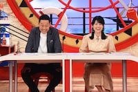 左から東野幸治、中島めぐみアナウンサー
