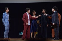 「マイナビ Laughter Night 第10回チャンピオンLIVE」で金魚番長・箕輪にマイクが集まったワンシーン