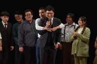 「マイナビ Laughter Night 第10回チャンピオンLIVE」で元祖いちごちゃん・ハイパーペロちゃんがMCの南海キャンディーズ山里をバックハグしたワンシーン